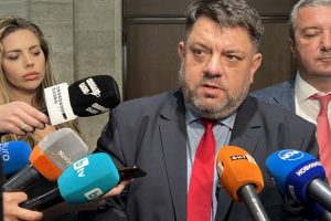 Атанас Зафиров: Вотовете на недоверие единствено бламират важни за хората закони – мнозинството стои монолитно