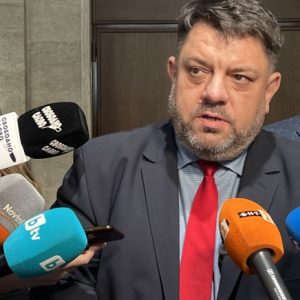 Атанас Зафиров: Вотовете на недоверие единствено бламират важни за хората закони – мнозинството стои монолитно
