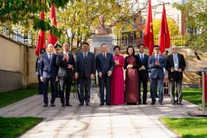 Вицепремиерът Атанас Зафиров и генералният секретар на Виетнамската комунистическа партия То Лам откриха паметник на Хо Ши Мин в София