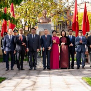 Вицепремиерът Атанас Зафиров и генералният секретар на Виетнамската комунистическа партия То Лам откриха паметник на Хо Ши Мин в София