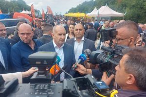 Радев: Поздравявам всички хора, които днес изразяват свободно своето мнение. Моята кауза като президент е именно демокрацията и държа гласът на хората да бъде чут
