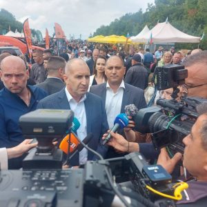 Радев: Поздравявам всички хора, които днес изразяват свободно своето мнение. Моята кауза като президент е именно демокрацията и държа гласът на хората да бъде чут