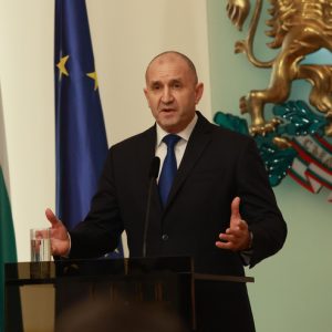 Румен Радев подаде оставка като президент