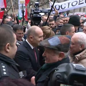 Радев напусна “Дондуков” 2 през парадния вход посрещнат от стотици граждани, Йотова е новият президент на България / СНИМКИ + ВИДЕО