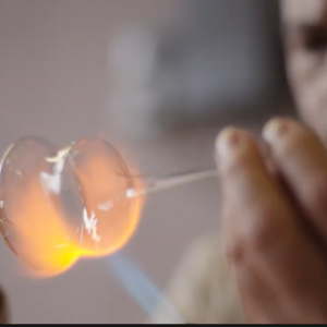 Хора с увреждания създават коледни играчки по уникален метод благодарение на социалната икономика