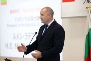 Радев предупреди за риск от обедняване след влизане в еврозоната: Референдумът не е срещу еврото, а за готовността ни да го приемем сега