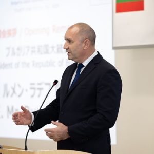 Радев предупреди за риск от обедняване след влизане в еврозоната: Референдумът не е срещу еврото, а за готовността ни да го приемем сега