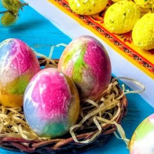 Когато великденските яйца се варят: Какво се добавя към водата, за да не се напукат и лесно да се белят?