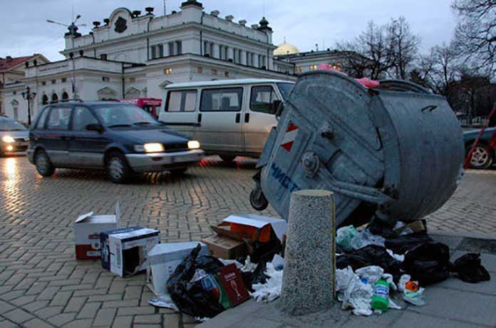 Градовете ни тънат в разпилени боклуци и всякаква мърсотия