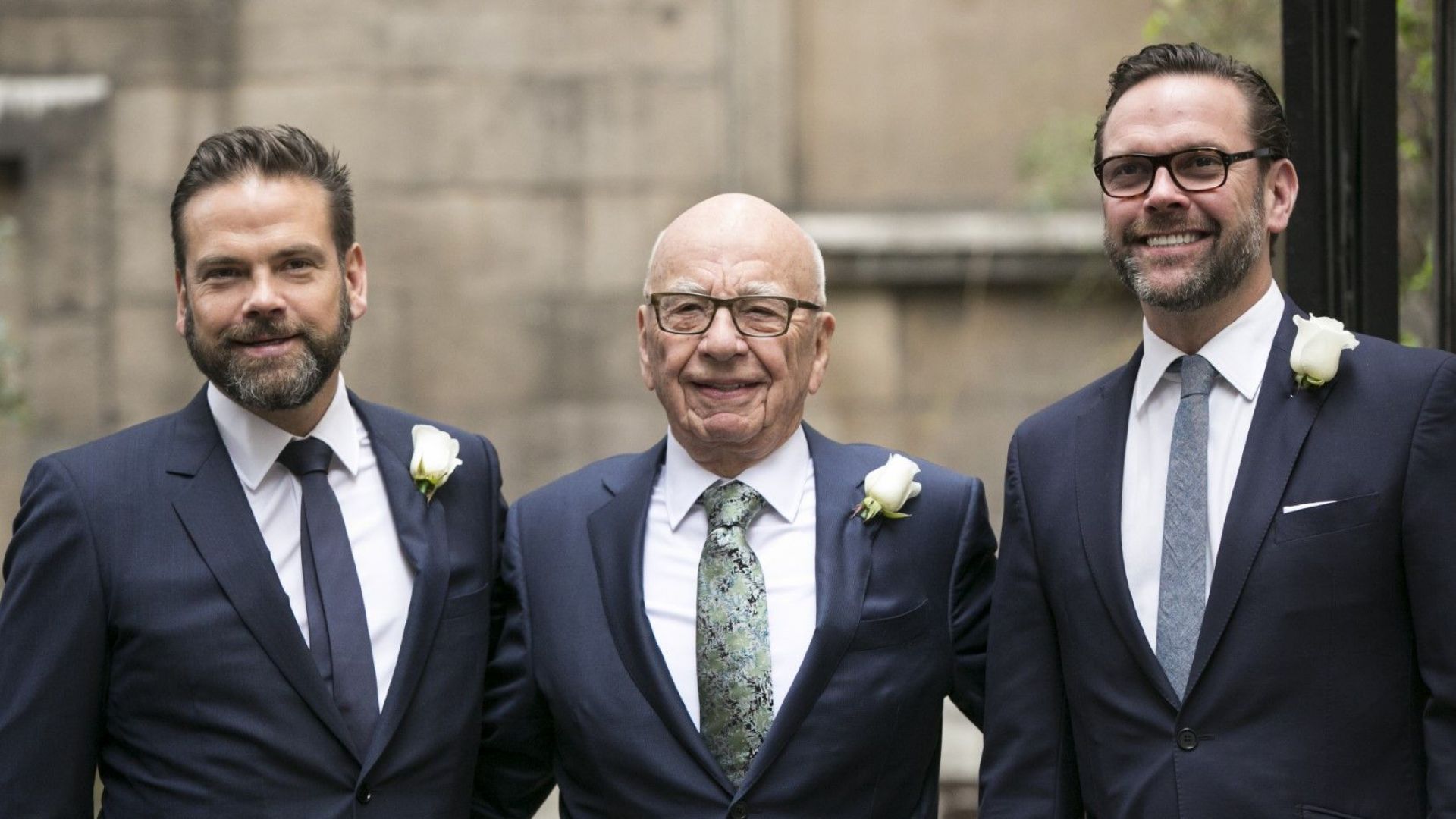 Рупърт Мърдок и двамата му сина - Джеймс (вдясно) и Лаклан (вляво), на 5 март 2016 г., ден след сватбата му в Лондон с Джери Хол. Джеймс се оттегли, Лаклан управлява голяма част от бизнеса