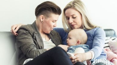 Казус с детето на гей двойка в София стигна до Съда на ЕС заради отказан акт за раждане