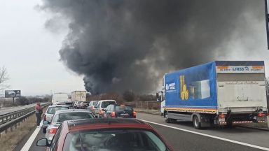 Пожар след катастрофа на два ТИР-а затвори магистрала "Тракия" и в двете посоки