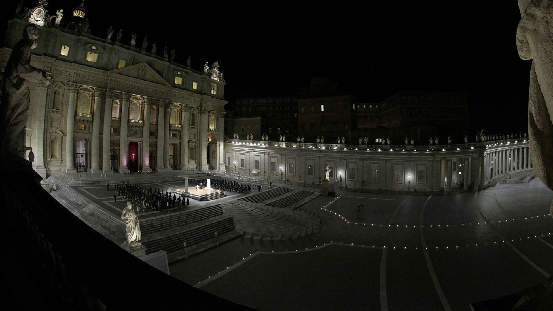 Заради пандемията папа Франциск предстоятелства за втори път традиционния кръстен ход за Велики петък на площад "Свети Петър", а не край римския Колизеум