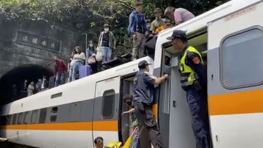 Тежка катастрофа в Тайван с десетки жертви и ранени - влак се удари в камион (снимки/видео)