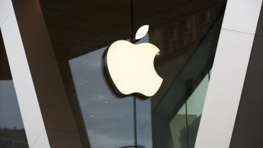 Манията по iPhone вдигна двойно печалбата на Apple