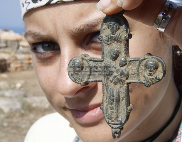 Стефан Пройнов: Златният Кръст от Трапезица не е византийски, а руски!