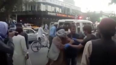 13 военни от САЩ сред жертвите на атентата в Кабул (видео/снимки)