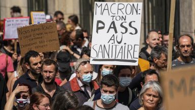 Светът преминава към всесилен здравен пропуск