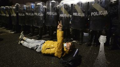 Пуснаха сълзотворен газ на протестиращите срещу забраната за аборт в Полша (снимки)