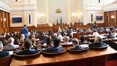 В НС умуват за гласуването на оттегления кабинет. ГЕРБ вече не са твърди, че ще върнат мандата
