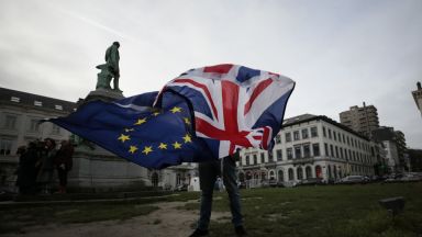 Лондон и Брюксел избегнаха „войната за наденичките“