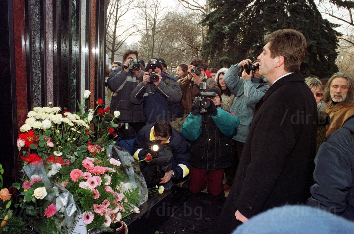 21 декември 2003 г. Поклонение пред паметника на втората годишнина от трагедията