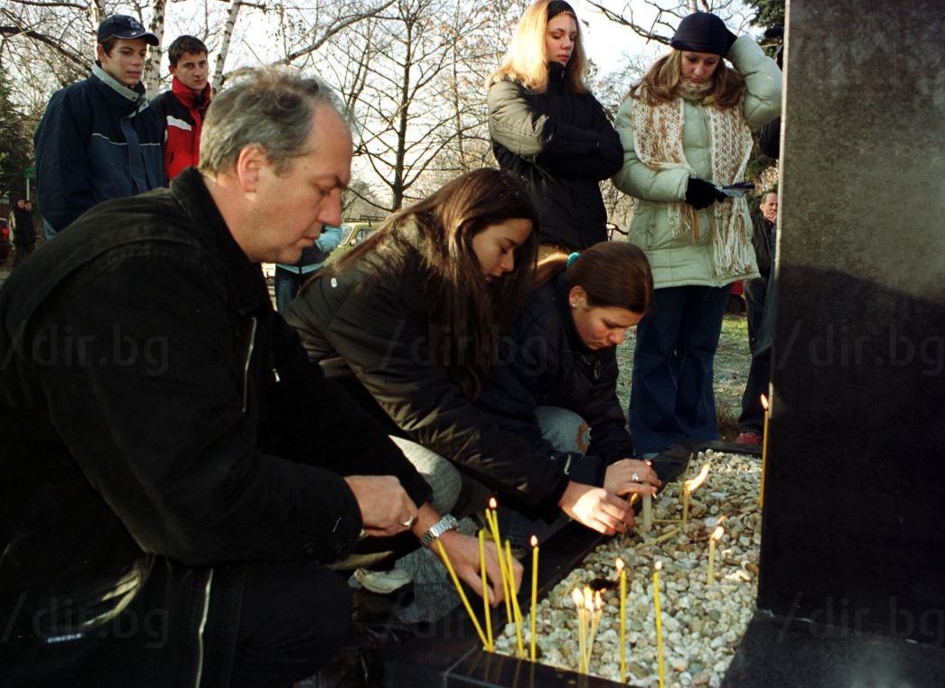 21 декември 2003 г. Поклонение пред паметника на втората годишнина от трагедията