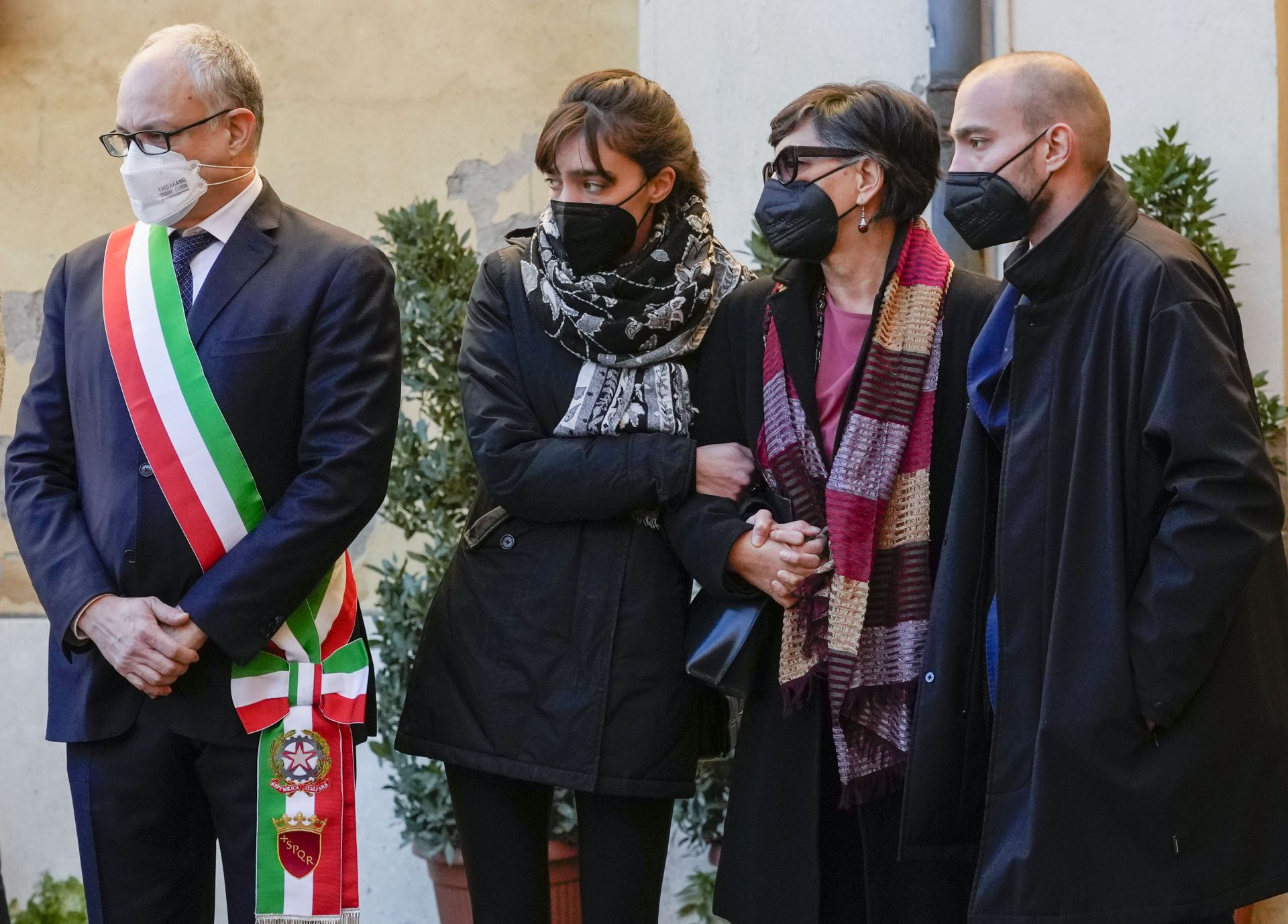 (от дясно наляво) синът на Сасоли Джулио, съпругата му Алесандра Виторини, дъщеря му Ливия и кметът на Рим Роберто Гуалтиери