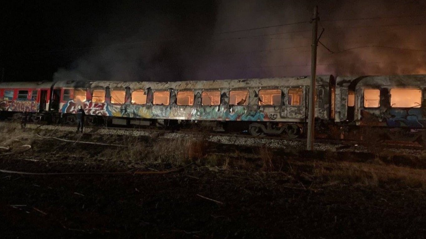 Полицай сред пътниците пръв натиснал ръчната спирачка на горящия влак и спасил хората