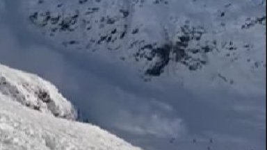 Лавина затрупа десет скиори в Австрия, един човек е спасен (видео)