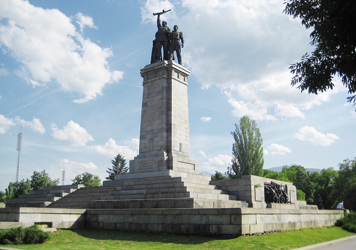 Гълъб Донев поиска политиците да не бързат с преместването на Паметника на съветската армия