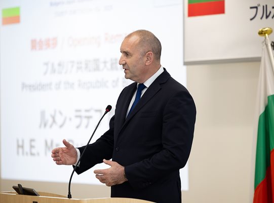 Радев предупреди за риск от обедняване след влизане в еврозоната: Референдумът не е срещу еврото, а за готовността ни да го приемем сега