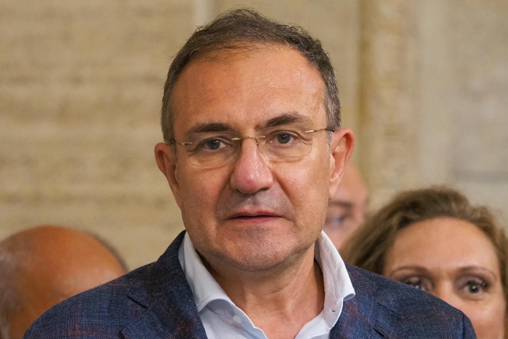 Над 151 000 възрастни ще получат по-високи пенсии и добавки от 1 юли заради увеличението на социалната пенсия за старост. Това съобщи министърът на труда и социалната политика Борислав Гуцанов на брифинг след днешното заседание на Министерския съвет. На него правителството реши от 1 юли социалната пенсия за старост да се увеличи от 307,07 на 333,48 лв. „На пръв поглед увеличението не изглежда голямо, но то засяга над 151 000 души, чиито пенсии и добавки са обвързани със социалната пенсия за старост. Това са едни от най-уязвимите групи от населението, които защитаваме чрез конкретни действия“, заяви министър Гуцанов. Ръстът на социалната пенсия за старост ще повиши размерите на пенсиите, които не свързани с трудова дейност, които се определят от нейния размер. Това са пенсиите за военна и гражданска инвалидност, социалната пенсия за инвалидност и персоналната пенсия. Ще се повишат и размерите на добавки към пенсиите за чужда помощ и за ветерани от войните. Министър Гуцанов добави, че от 1 юли ще се приложи т.нар. швейцарско правило, което предвижда увеличение с 8,6% на всички пенсии, отпуснати до края на 2024 г. „Изпълняваме поетия ангажимент към пенсионерите. Всички пенсии ще бъдат преизчислени така, както беше заложено още при изготвянето на бюджета“, подчерта той. Минималната пенсия ще достигне 630,50 лв., а средната пенсия се очаква да бъде около 1 000 лв. „Ясно е, че тези увеличения не решават всички проблеми, но са стъпка в правилната посока. Продължаваме да работим за устойчиви решения, особено за възрастните хора и най-уязвимите групи“, каза още министърът. По време на брифинга министър Гуцанов информира и за засиления контрол в социалните услуги и домовете за възрастни хора. Само за последната седмица са извършени 16 проверки, а от началото на годината – над 500. Очакват се и конкретни предложения за трайно решаване на проблема с незаконните домове в партньорство с Националното сдружение на общините.