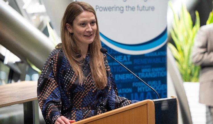 Европейският енергиен форум (EEF) отбеляза своя 30-годишен юбилей с официално събитие в Европейския парламент в Брюксел, което събра представители на европейските институции, индустрията, академичните среди и експертната общност. Събитието беше открито от президента на EEF, евродепутатът Цветелина Пенкова, която подчерта ролята на Форума като водеща платформа за изграждане на ефективни, балансирани и научно обосновани енергийни политики. Пенкова беше избрана за президент на EEF през 2024 г., а под нейното ръководство Европейският енергиен форум пое в обновена посока–със структурирани експертни дискусии, по-тясно взаимодействие между индустрия и институции и разширяване на тематичния фокус към ключови области за бъдещата конкурентоспособност на Европа, сред които ядрената енергетика и мрежовата инфраструктура. На този пост, през 2024 г. Пенкова беше избрана да замести Йержи Бузек, бивш премиер на Полша, който беше президент на Европейския енергиен форум цели 10 години. В своето изказване българският евродепутат припомни, че за трите десетилетия от създаването си EEF е утвърдил уникален модел на работа: над 600 специализирани дискусии, десетки обучения и тематични визити, устойчив формат на диалог между институции, индустрия и научни среди, както и експертна мрежа, която днес е сред най-впечатляващите в европейския енергиен сектор. „EEF беше създаден, за да се докаже, че аргументите трябва да са основополагащи за европейската енергийна политика, а експертизата да тежи повече от политическите линии. Днес той е най-уважаваната и ценена платформа за професионален енергиен диалог в Европа“, отбеляза тя. Пенкова подчерта, че „Енергийната политика днес е геополитика, индустриална трансформация и социална устойчивост в едно. Нашата задача е да създадем пространство, в което решенията се формират върху факти и експертиза, а не върху предположения. Това е силата на EEF“, заяви Цветелина Пенкова. По време на събитието тя отдаде специално признание на дългогодишния генерален директор на Форума - Паскал Верьост - която повече от 27 години гарантира институционалната устойчивост и последователност на EEF. По думите ѝ именно професионализмът, приемствеността и високите стандарти на работа са превърнали Форума в „най-уважаваното място за енергиен дебат в Брюксел“. Представители на Европейския парламент, индустрията и водещи европейски енергийни компании подчертаха, че в условията на глобални трансформации ролята на EEF става още по-значима — Форумът се утвърждава като мост между технологичния напредък и политическите решения, като пространство за експертни дискусии и като двигател на политики, които гарантират сигурност, предвидимост и растеж на европейската енергетика. „EEF винаги е бил мястото, където най-трудните теми се превръщат в решения. И днес, 30 години по-късно, нашата мисия остава същата: да изграждаме бъдещето на европейската енергетика чрез знания, професионализъм и партньорство“, заключи Пенкова. На събитието присъстваха над 90 представители на институциите и енергетиката от ЕС. Това е ясна заявка и атестация за значимостта на Европейския енергиен форум за в бъдеще.