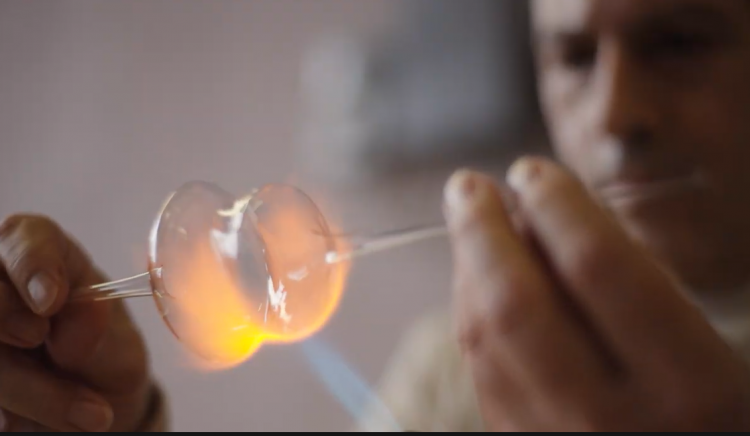 Хора с увреждания създават коледни играчки по уникален метод благодарение на социалната икономика