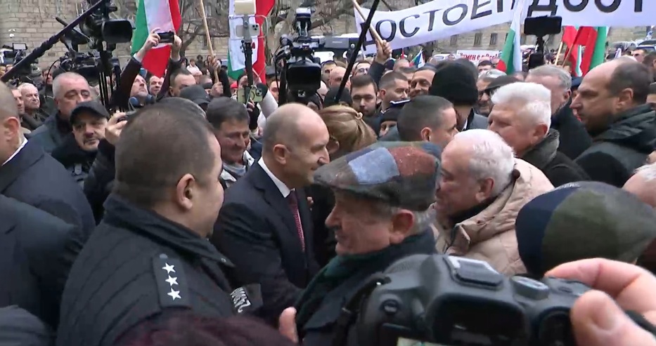 Радев напусна “Дондуков” 2 през парадния вход посрещнат от стотици граждани, Йотова е новият президент на България / СНИМКИ + ВИДЕО