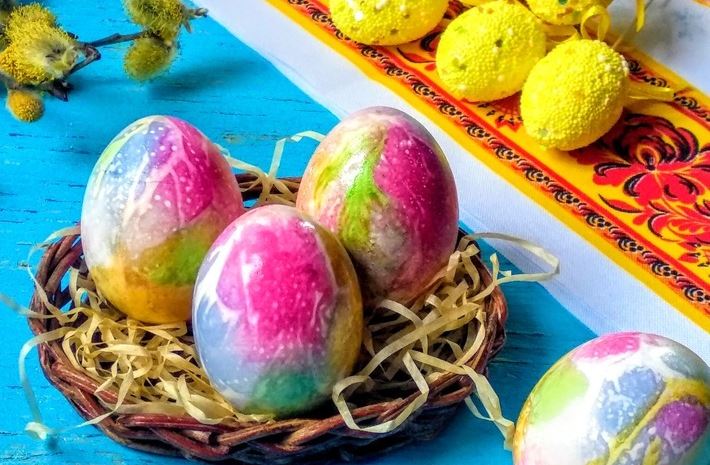 Когато великденските яйца се варят: Какво се добавя към водата, за да не се напукат и лесно да се белят?